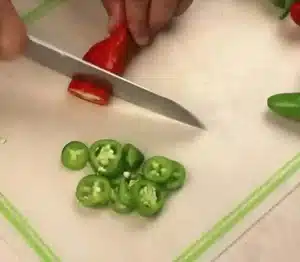 GUIDE - Comment conserver les piments 1 How to Pickle Chili Peppers SLICING e1661503236134