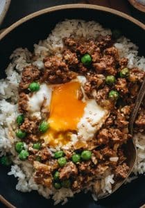 RIZ ET ŒUFS AU BŒUF HACHÉ CANTONAIS