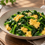 Épinards sautés aux œufs à la chinoise : recette facile en 15 minutes 76 Épinards sautés aux œufs à la chinoise servis avec un bol de riz